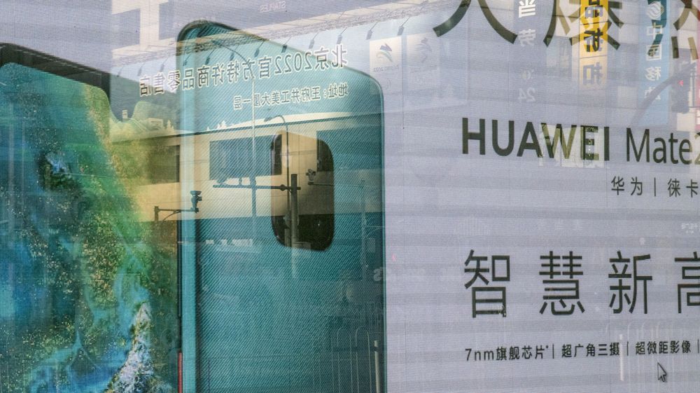 华为的橱窗广告 图丨彭博社