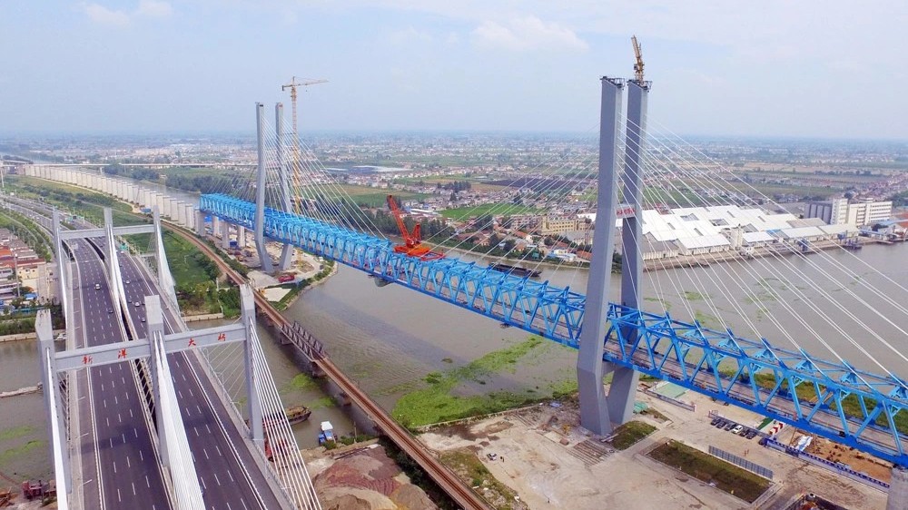 徐盐高铁大突破!最大控制性工程盐城新洋港斜拉桥上午合龙了!