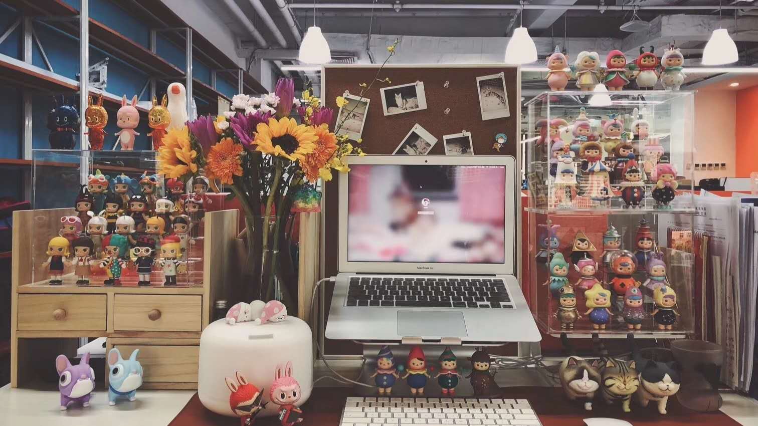 一位娃友的工位,摆满了娃娃。受访者供图