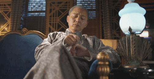 刘奕君饰演的"二弟"张万霖是三个人中最开朗且爱笑social人士,发起