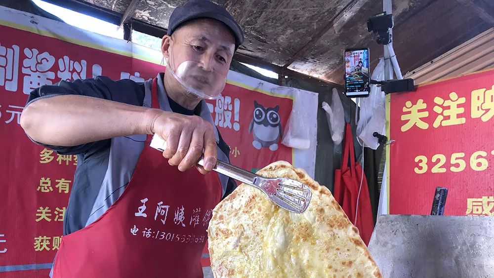 51岁大叔靠卖鸡蛋灌饼买两套房直播月入三万