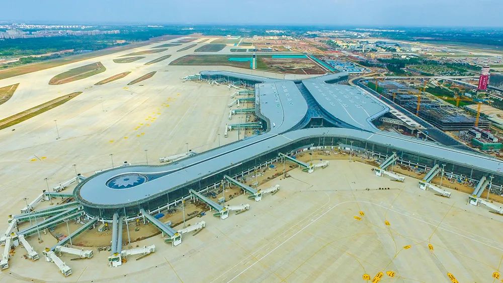 如今,海口美兰机场二期项目的建设已接                    机场将更