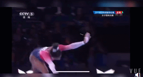 体操女队:前世界冠军评体操女队:你们参加的是90年代比赛? 自由体操决赛中的拜尔斯(视频截图)