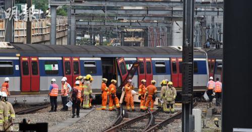  17日早上港铁列车出轨，大批消防到场。图片来源：香港《明报》/林智杰 摄