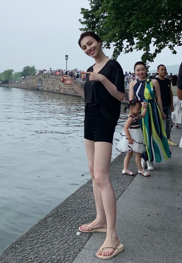 葛天在外出游玩时,一身黑色服装,凹出完美身材和大长腿,略显轻松的