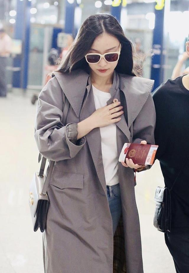 "女神"倪妮真会穿,白色t恤和牛仔裤搭配,像这样穿搭个性十足