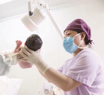 在刘宏手上接生的婴儿已不计其数星期日周刊记者 顾筝采访对象:刘 宏