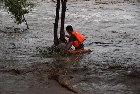 女子洪水中抱树一小时 消防队员接力救援