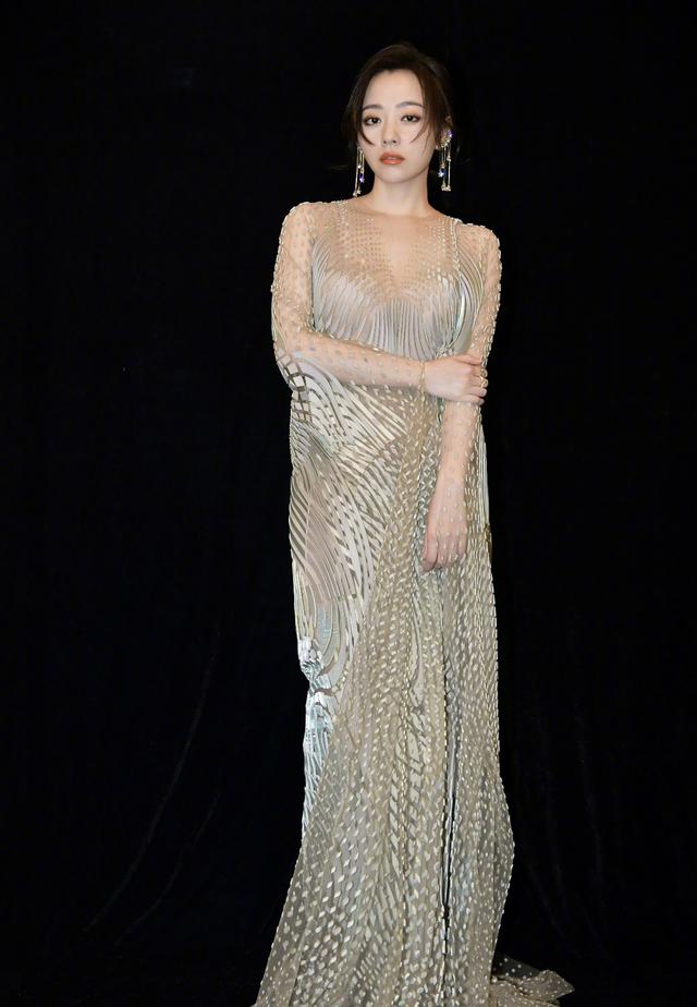 35岁张靓颖真是不低调,穿深v透视裙高级又性感,扎半马尾好少女