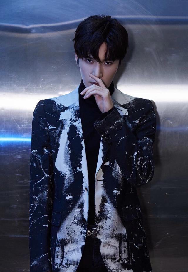 刘海宽陈情令音乐演唱会亮相惊艳开唱泼墨西装风格简约优雅帅气