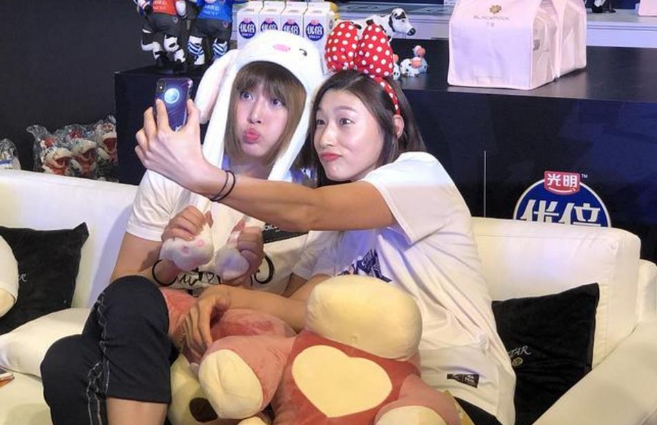 金软景晒和男排帅哥江川合影:我的中国男朋友