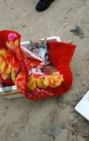 痛心!揭阳某路段发现一弃婴,满脸血迹布满蚂蚁让人心酸.