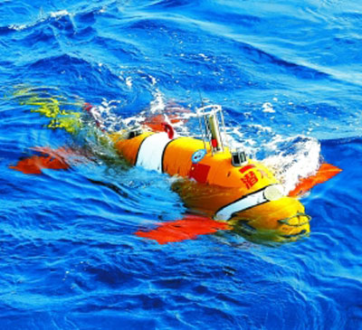 4月20日,"潜龙三号"首次下潜后从深海归来.