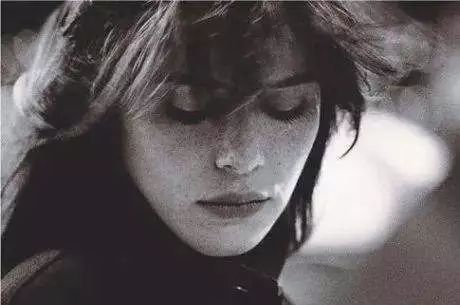 8首适合下雨天听的英文歌,配着雨点声太