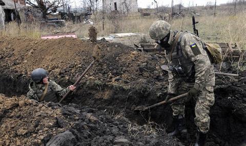  乌克兰军队在亚速海沿岸挖掘战壕（图：《每日快报》）