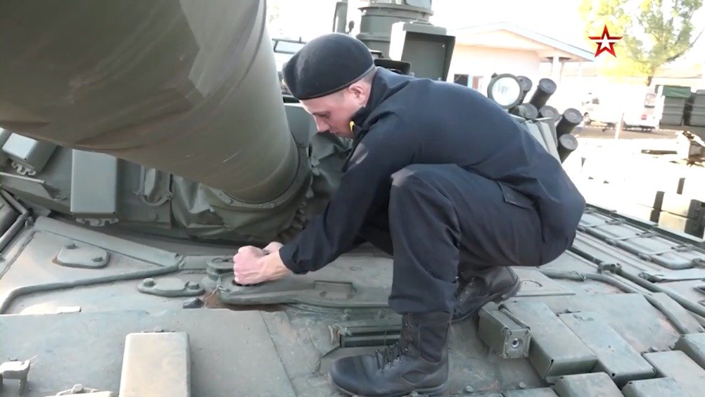 俄军坦克兵对老挝陆军的t-72b1ms白鹰主战坦克进行熟悉和整备_手机