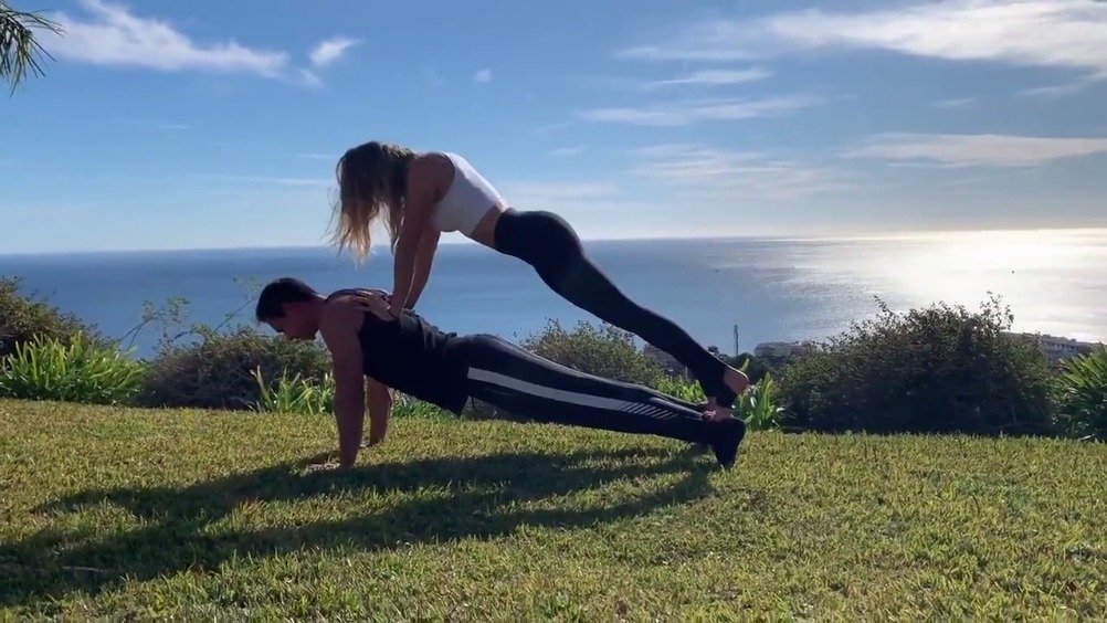 高难度男女混合俯卧撑