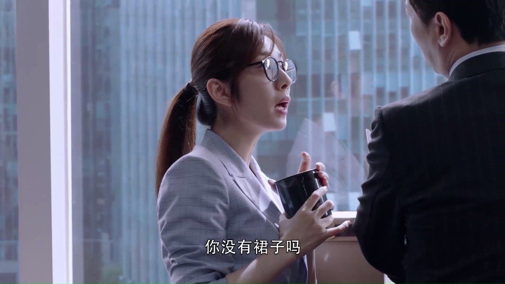 电视剧精英律师 蓝兰劝何赛说出真相:你没有裙子吗
