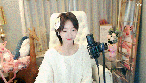 yy主播小潘潘登央视元宵晚会微博热搜被她承包了