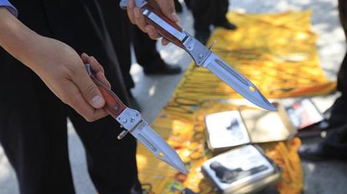 里拿出几千块,几副骇人的面具,一把电警棍,接下来二人买了两把弹簧刀