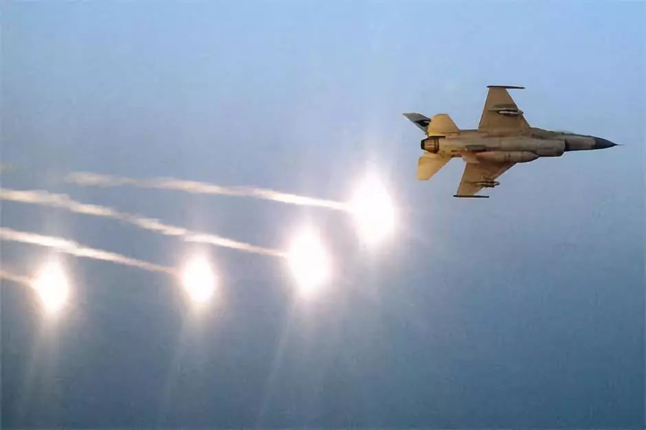 ▲资料图片：美军F-16战机连续释放干扰弹。（图片来源于网络）