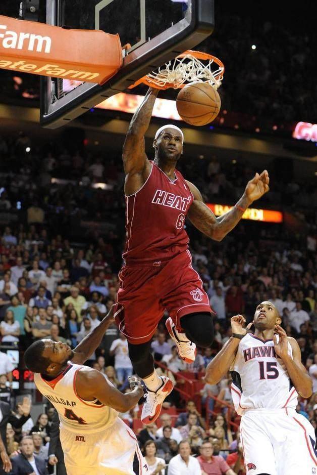 詹姆斯的隔扣同样劲爆十足,这名身体素质最好的球星,可以平筐扣篮