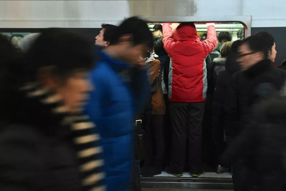 近日,市民王女士在搭乘早高峰时期的地铁6号线时,在金台路站,她亲眼