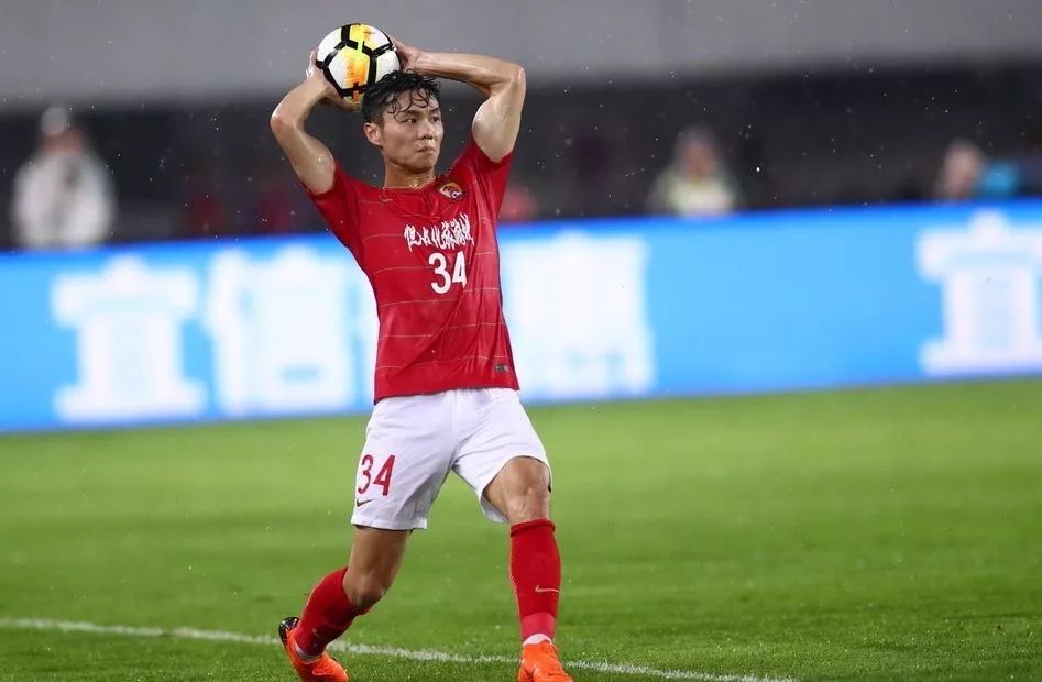 本场卡帅派出了邹正,张成林,胡睿宝和冯博轩的以老带新的后防线,结果