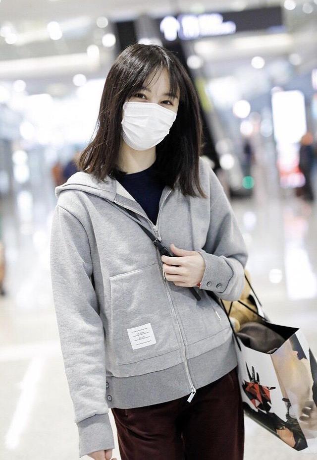 郑爽颜值高就是任性,穿卫衣配枣红色裤子走机场,齐肩发型好洋气