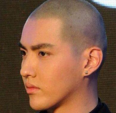 黄晓明出道多年一直都是刘海或者无刘海短发,这张光头照也是很难得啊!