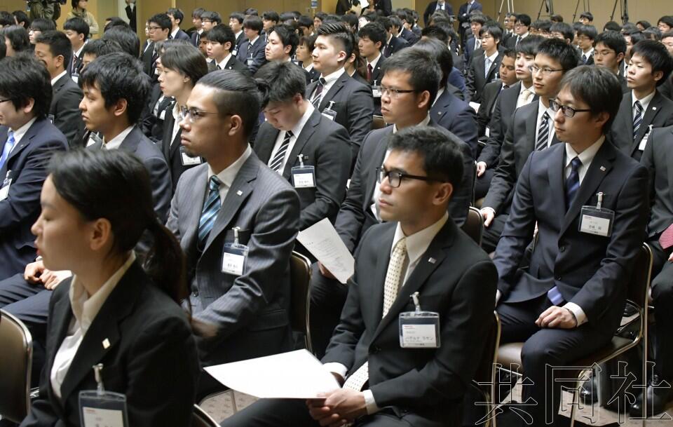 日本各地举行新员工入职仪式 93万人进入社会