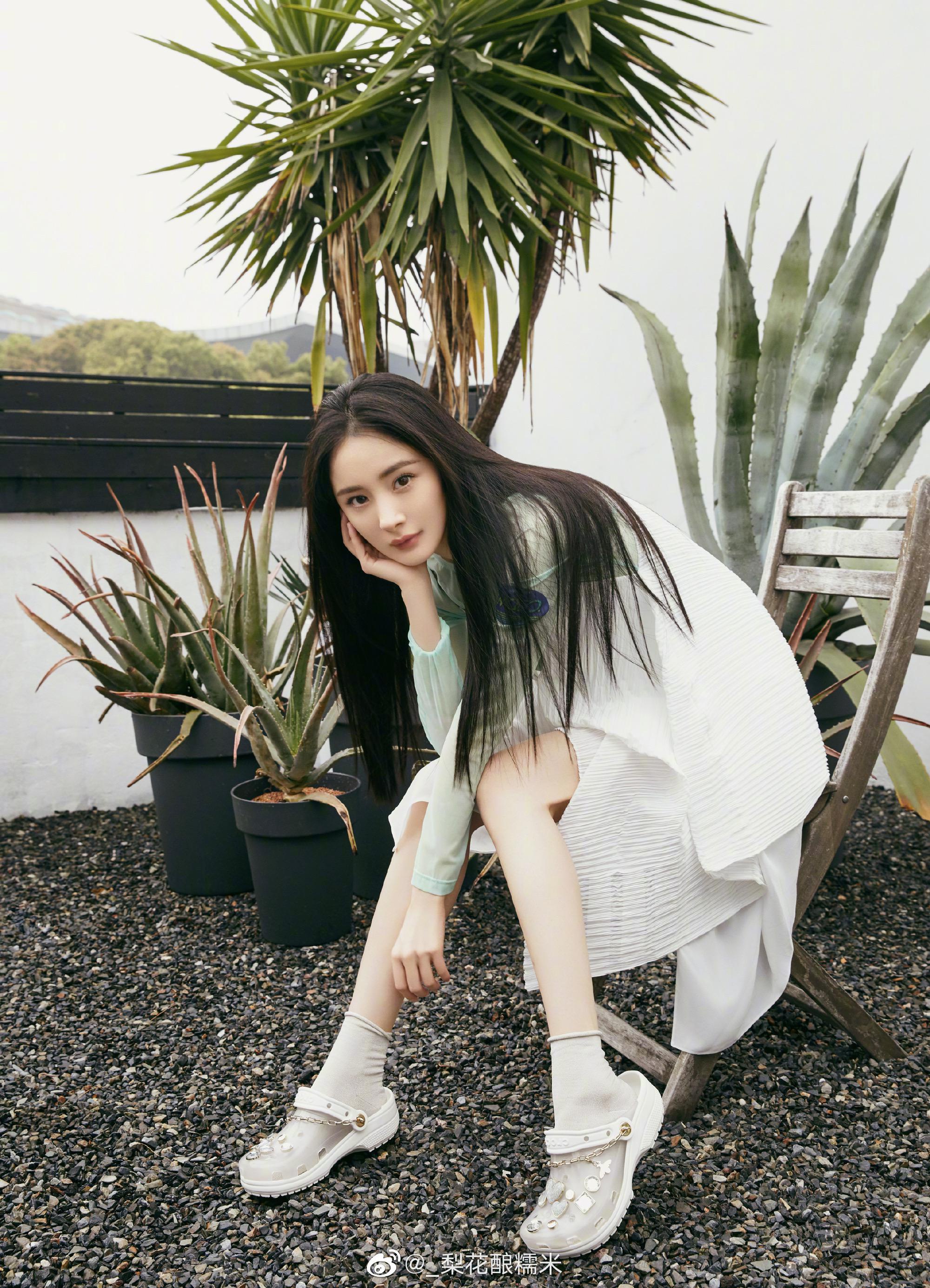 杨幂晒最新上班私服,蓝绿撞色搭配别致又清新,春天就该这样穿