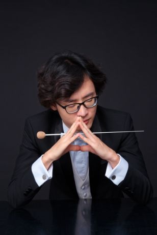 看起来瘦弱的青年指挥家张镇你想不到的强