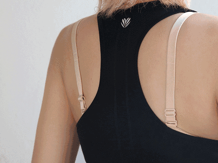 只要有够时髦的内衣肩带,露在肩膀外面也ok