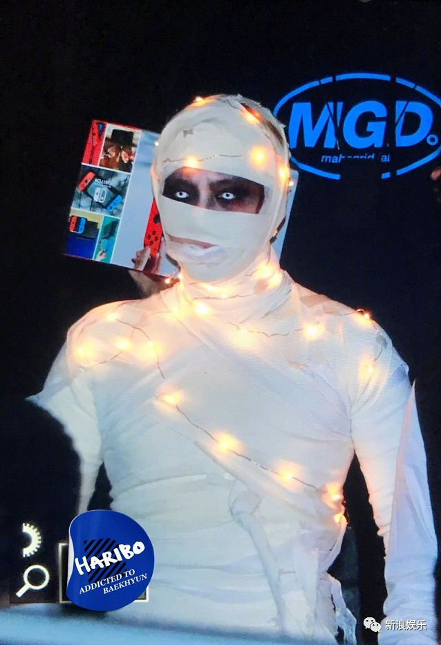 并且为了让自己成为夜空中最闪亮的木乃伊,自带小灯看见了吗!