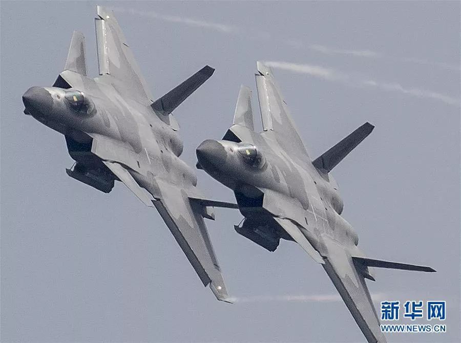 ▲资料图片：2018珠海航展上，开弹舱编队飞行表演的中国空军歼-20隐身战机。（新华社）