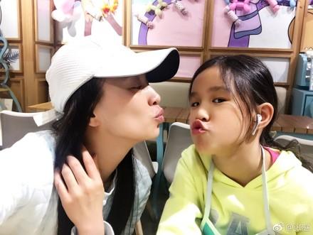 38岁小李琳美的像少女,可惜女儿长得太像前夫,这鼻子简直复制的