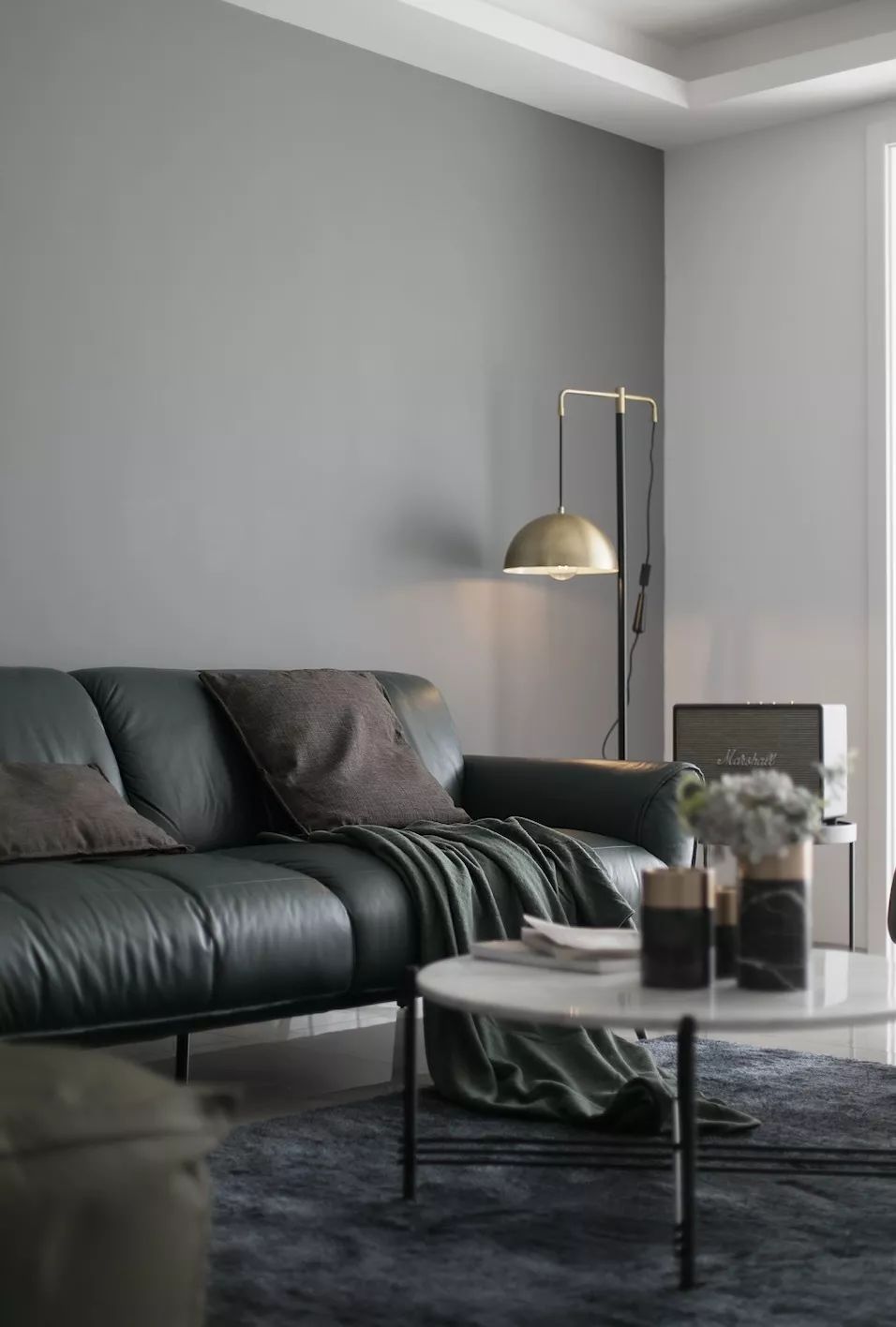 墙面金属线条的冷硬和原木风格的孤寂被皮革的柔软调和得恰到好处关于