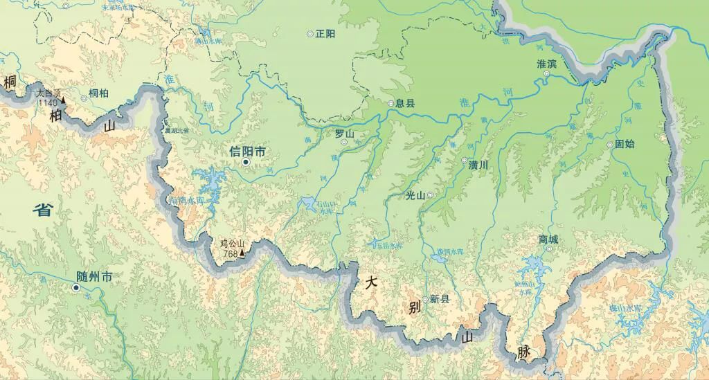 信阳刚好在河南南部与湖北北部的交界,距离郑州300多公里,距离武汉不