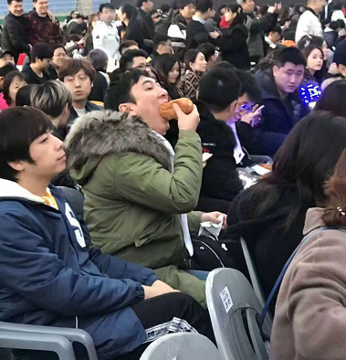 王思聪在现场吃热狗。 　　网络截图