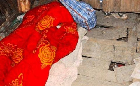 老太被遗弃在深山: 米饭发霉无人管, 为自己准备好一口棺材