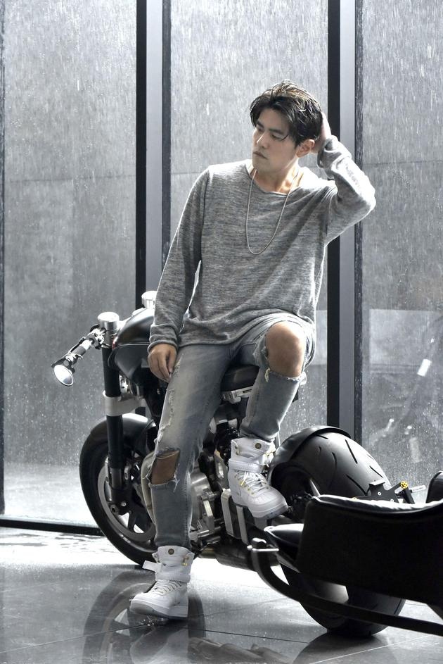 周杰伦新歌《不爱我就拉倒》上线 周杰伦中分头复制进MV里