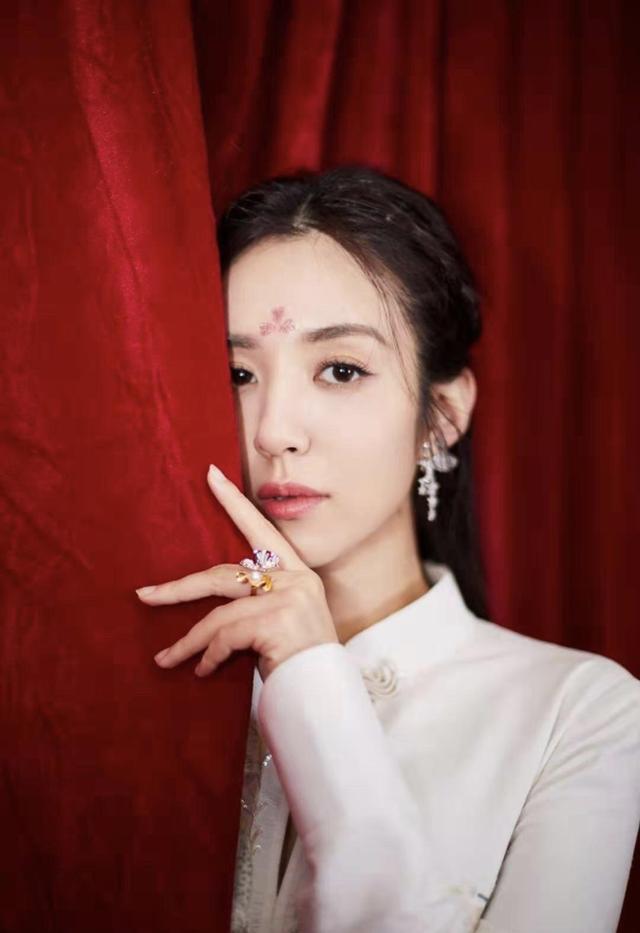 王晓晨《跨界歌王》造型太美,白色连衣裙气质出众,编发发型好仙