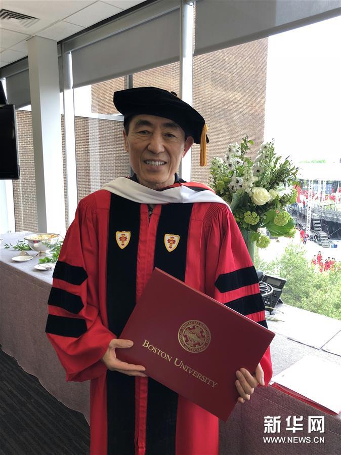 美国波士顿大学授予张艺谋荣誉博士学位