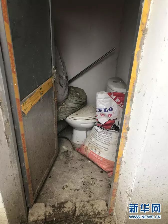 11月27日，在安徽省肥东县石塘镇红光社区，村民家里已经改厕完成的厕所长期闲置，成了村民的杂物间。程士华摄