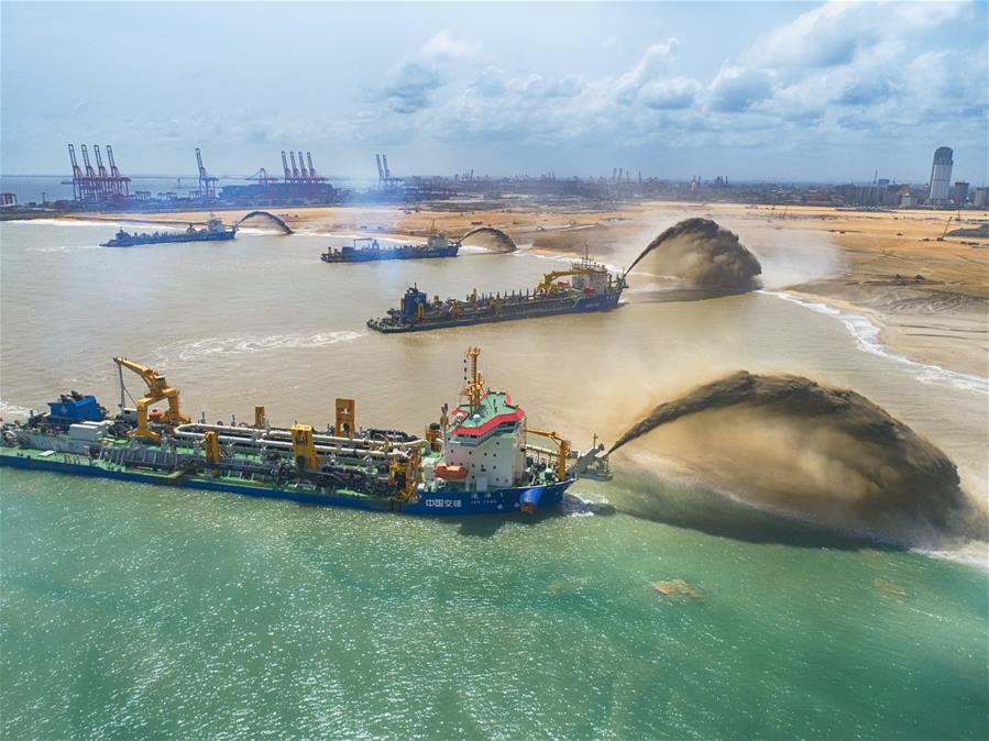 “浚洋1”、“万顷沙”、“新海龙”、“新海凤”四艘挖泥船在施工 中国港湾科伦坡港口城项目部供图