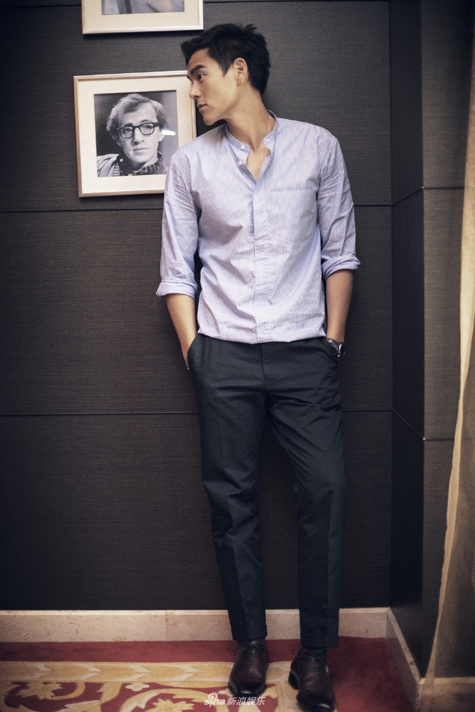 彭于晏穿休闲西装释放型男魅力 邪魅一笑难掩霸道总裁范