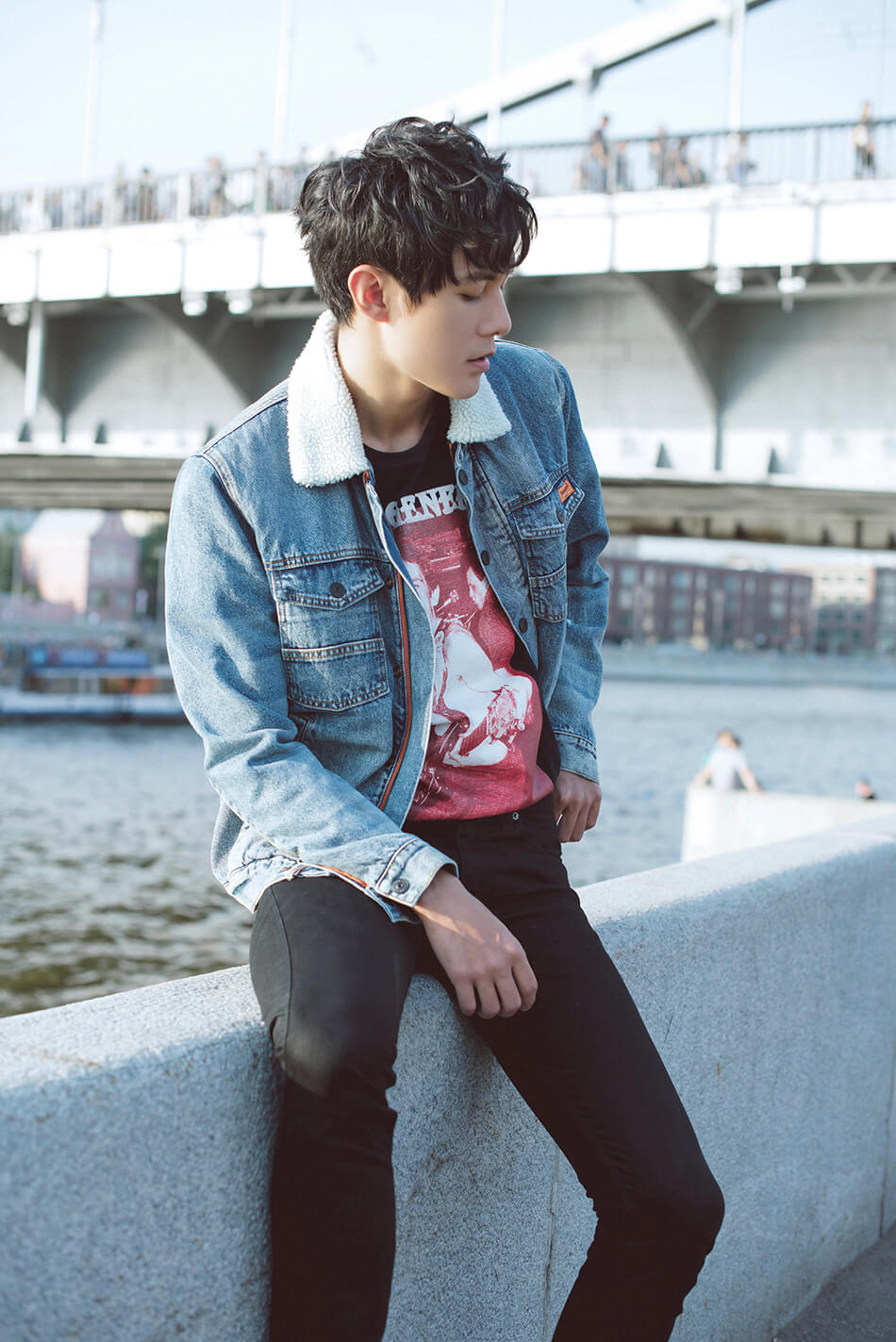 张超俄罗斯街拍曝光 浪漫氛围令人心动