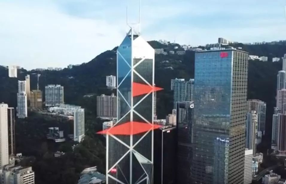 于是,汇丰银行楼顶那两个向大炮一样的设计,对准了中国银行,就是为了