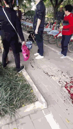 最新消息!南宁昆仑大道一男子持刀砍伤4人,1岁多小男孩不治身亡!凶手已被控制!|昆仑|南宁|小男孩_新浪新闻